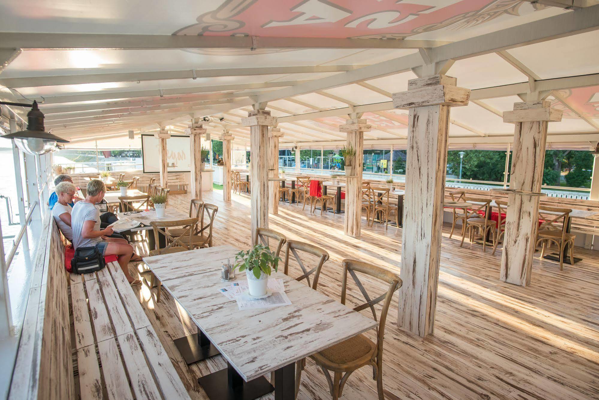 Botel Pressburg Exterior photo